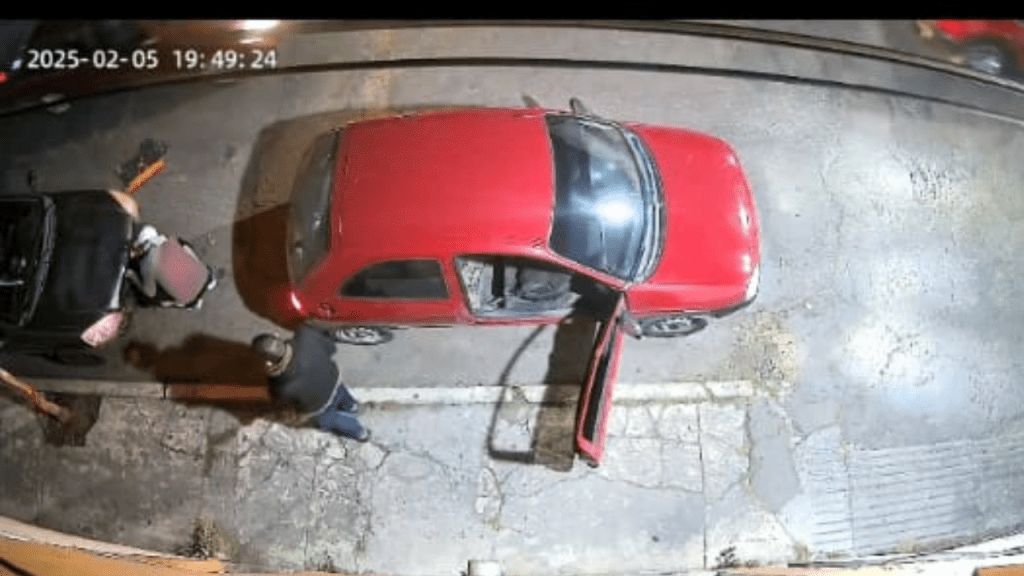 Graban un intento de robo de un vehículo en Toluca, vecinos lanzan&nbsp;alerta